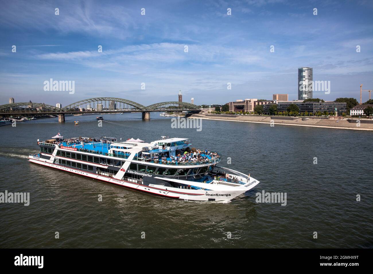 katamaran RheinEnergie, Ausflugsschiff der Reederei Köln-Düsseldorfer Deutsche Rheinschiffahrt AG, Hohenzollernbrücke, KölnTriangl Stockfoto