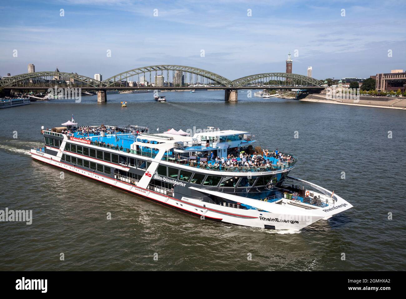katamaran RheinEnergie, Ausflugsschiff der Reederei Köln-Düsseldorfer Deutsche Rheinschiffahrt AG, Hohenzollernbrücke, Köln, Germa Stockfoto