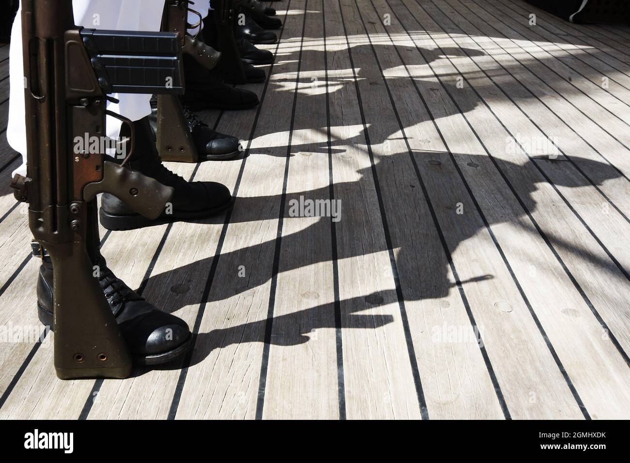 Ein Schuss bei der Präsentation des Evidence-Tall-Ship-Rennens 2010 in Lissabon, an dem die portugiesische Marine teilnahm Stockfoto