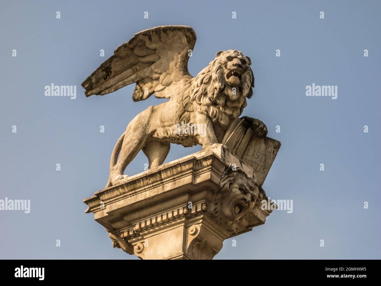 Eine Statue des geflügelten Löwen des heiligen Markus, das Symbol des heutigen Venedig und der ehemaligen Republik Venedig. Stockfoto