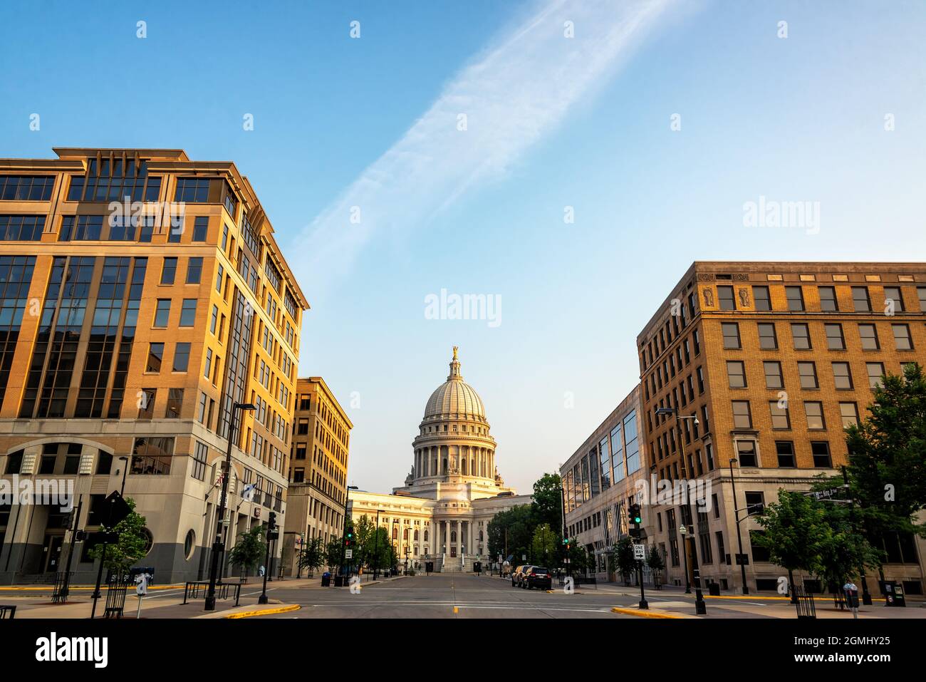 MADISON, WI - 4. JULI 2021: Blick auf das Kapitolgebäude in Madison, WI Stockfoto