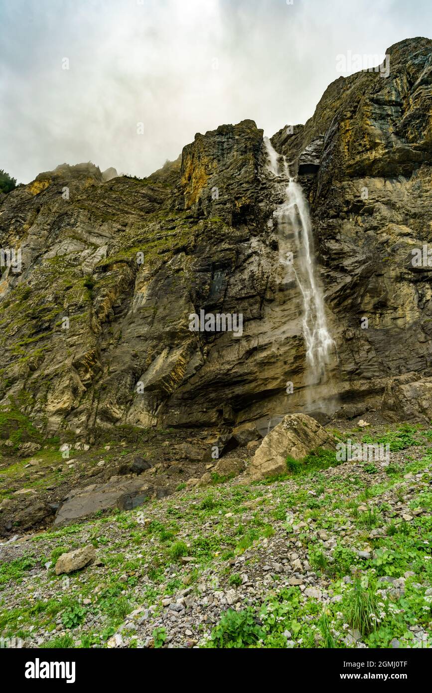 Starker, großer Wasserfall in Adelboden, Berner Oberland, Schweiz. das Wasser fällt von einer hohen Felswand herunter. Stockfoto