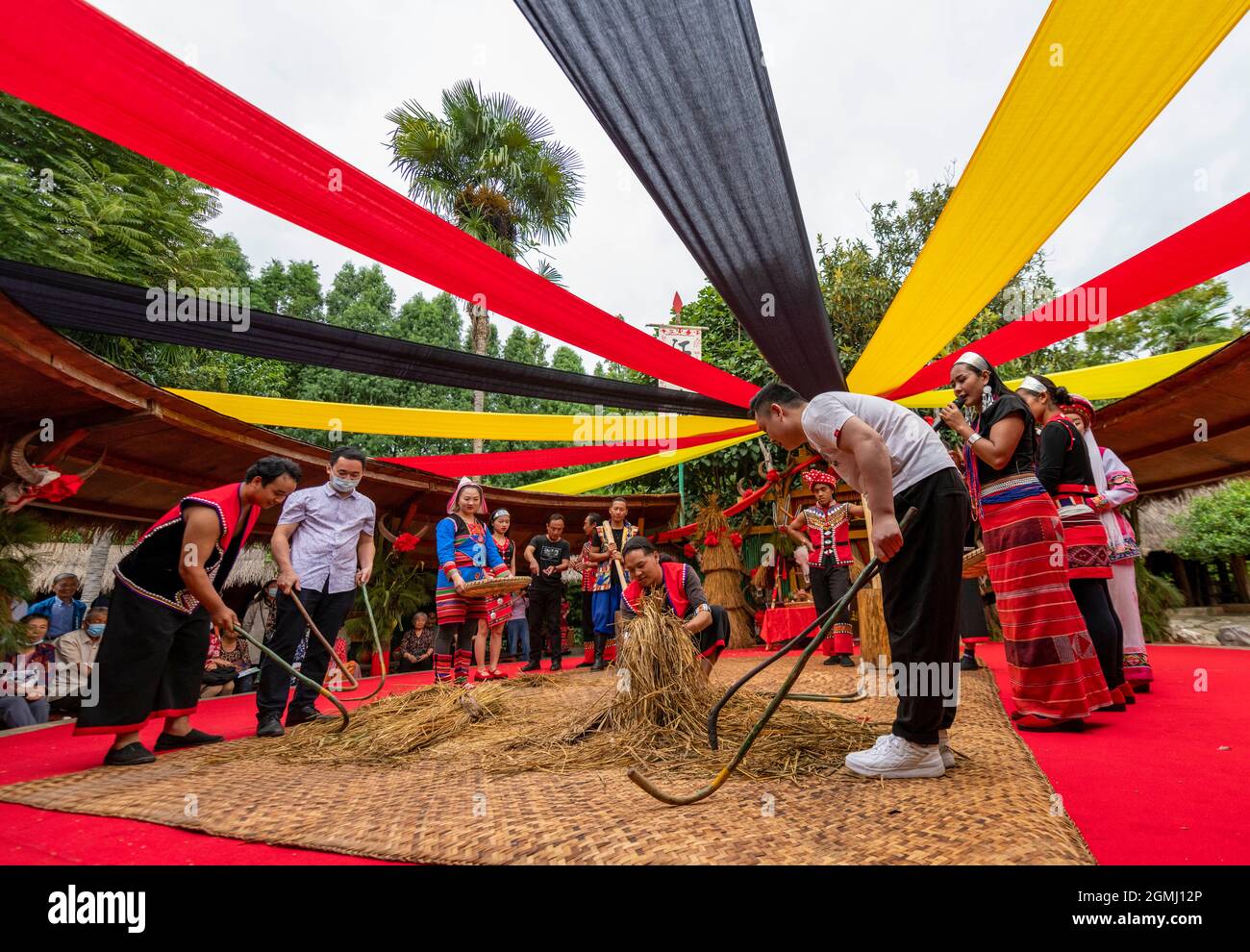 Kunming, Chinas Provinz Yunnan. September 2021. Besucher nehmen am 19.  September 2021 an einer Feier des Festivals „neuer Reis“ in Kunming,  südwestlich der Provinz Yunnan, Teil. Das Fest des „neuen Reises“ ist