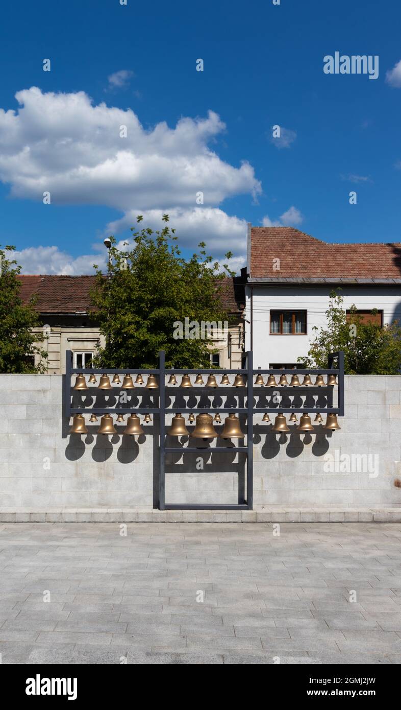 Glockengeläute. Musikinstrument, das aus mehreren Bronzeglocken besteht und die musikalischen Noten im alten Zentrum von Baia Mare interpretieren soll Stockfoto