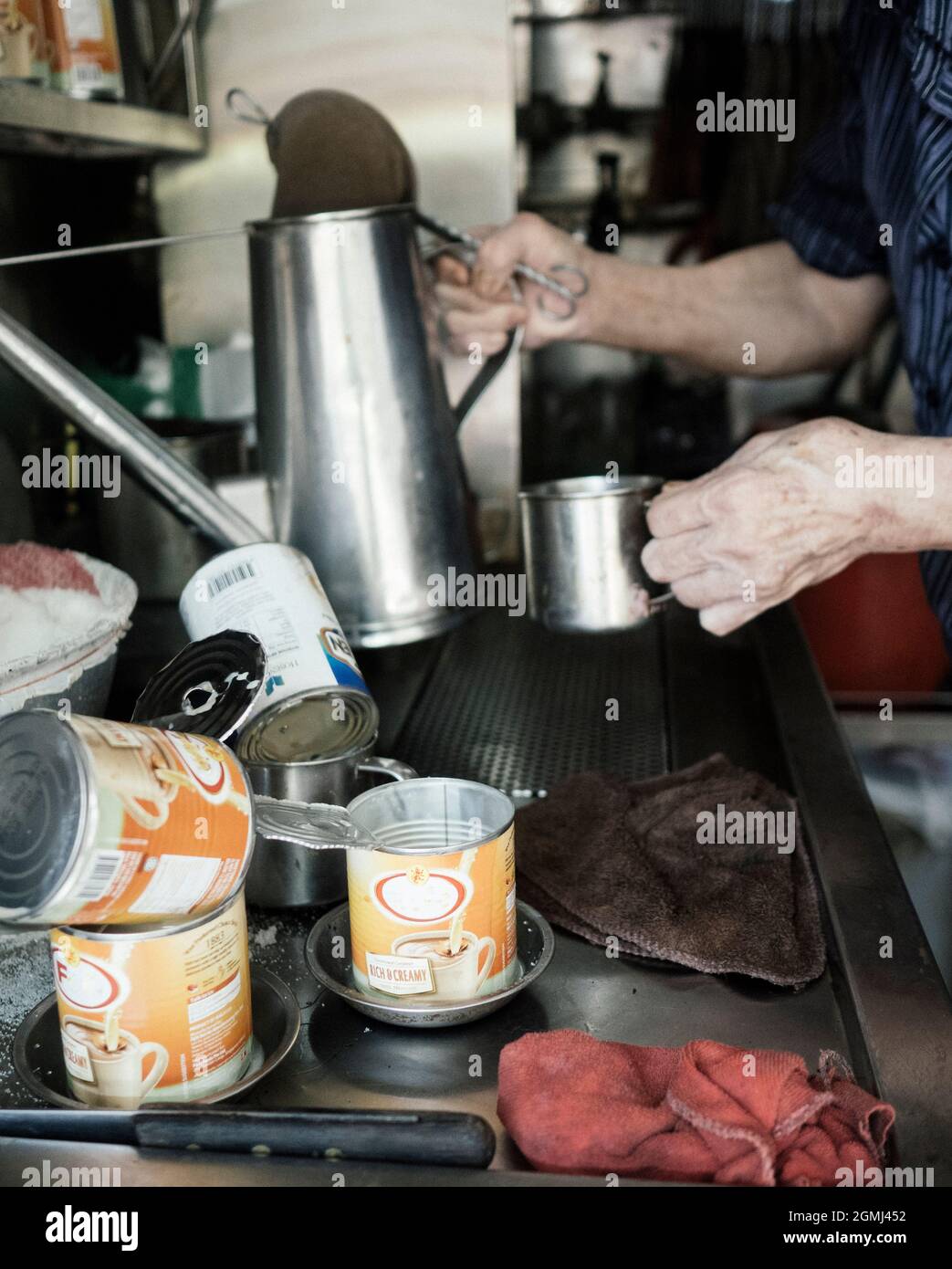 Kaffee Kopi auf dem Singapore Way in einem Hawker Center machen Stockfoto