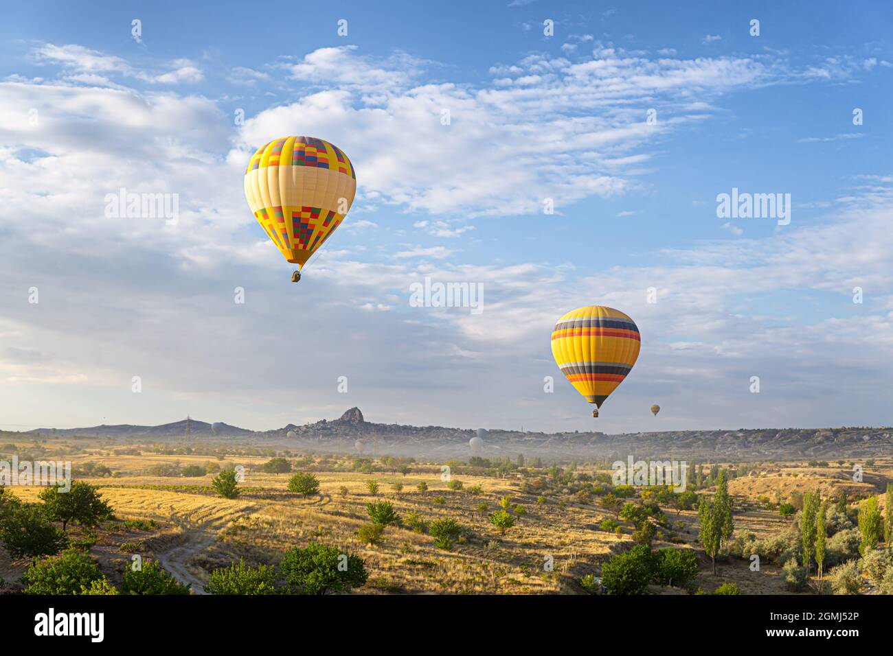 Zwei bunte Heißluftballons treiben über ein malerisches Tal von Kappadokien in der Türkei Stockfoto