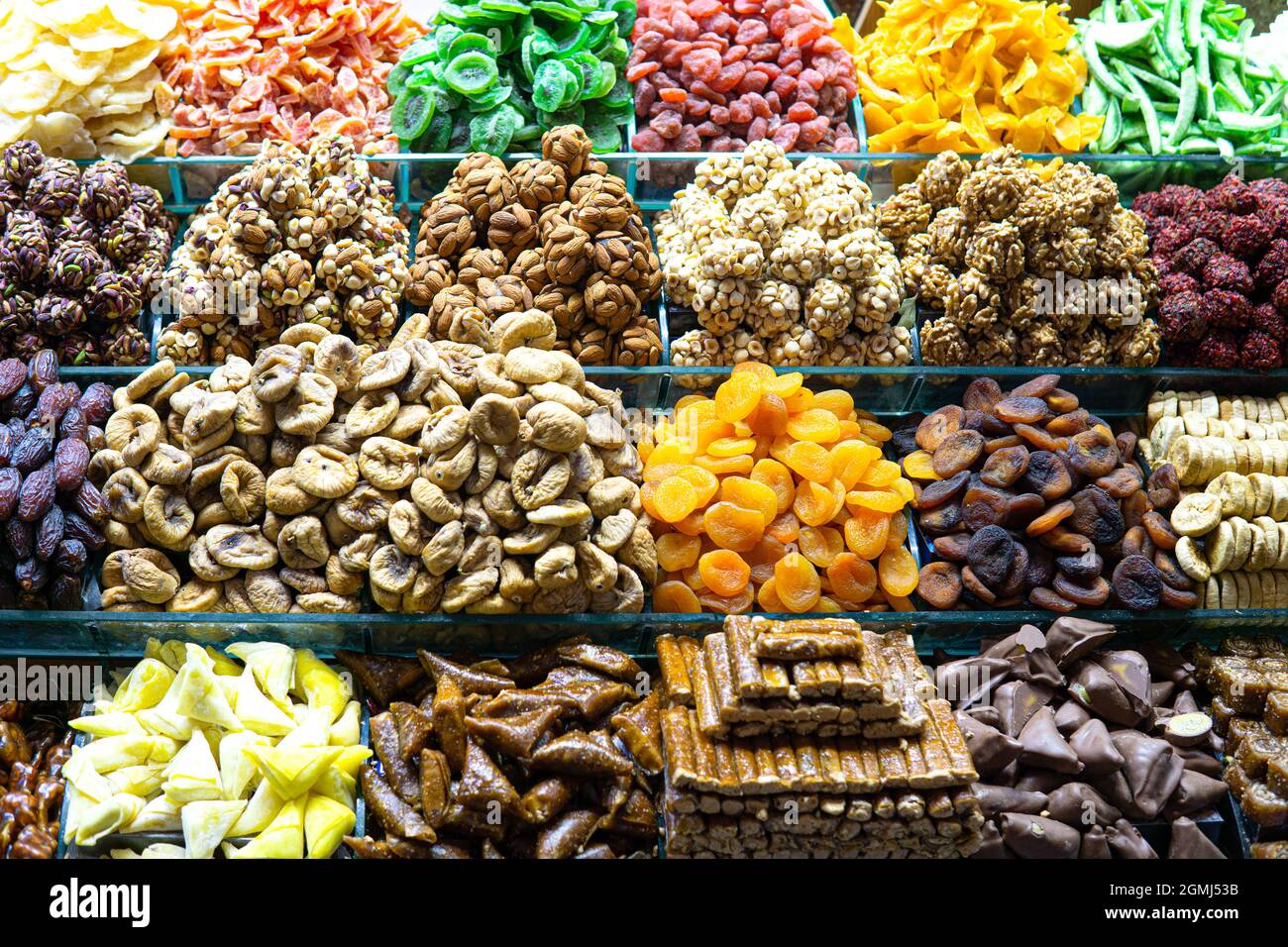 Theke mit getrockneten Früchten und verschiedenen Süßigkeiten am Großen Basar in der Türkei Stockfoto