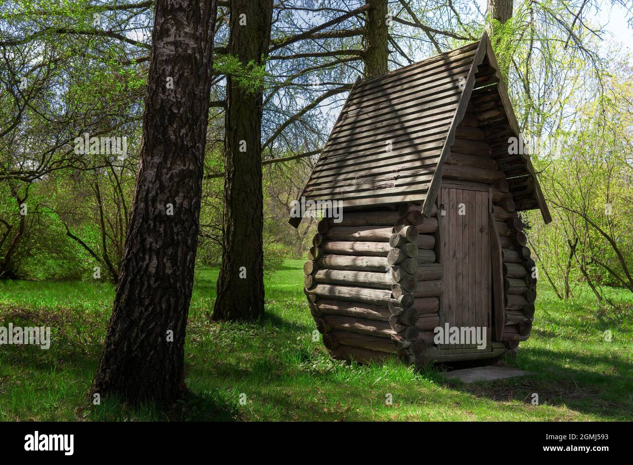 Altes kleines Holzhaus im Wald Stockfoto