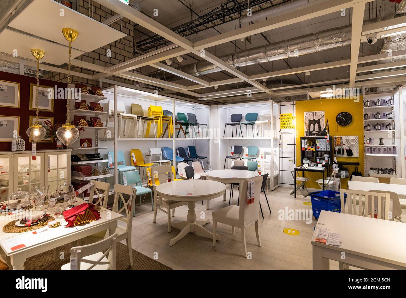 Khimki, Russland - Juli 25. 2021. Die Ikea Store Inneneinrichtung, Möbelabteilung Stockfoto