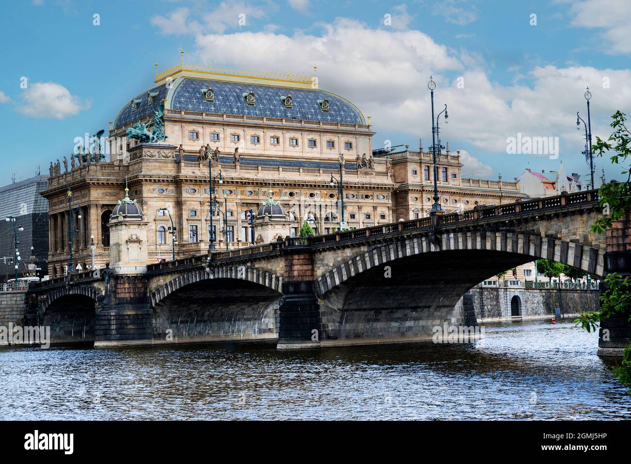 Historisches Neorenaissance-Gebäude des Nationaltheaters am Masarykovo-Ufer mit Brücke über die Moldau, Prag, Tschechische republik. Stockfoto