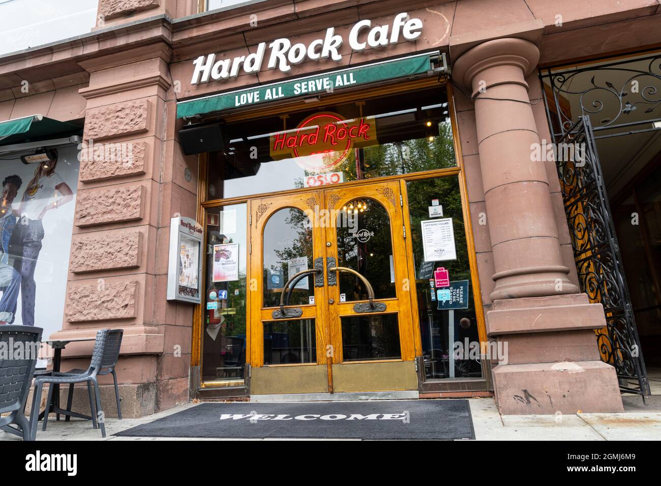 Oslo, Norwegen. September 2021. Die Außenansicht des Hard Rock Cafe in der Stadt betreten Stockfoto
