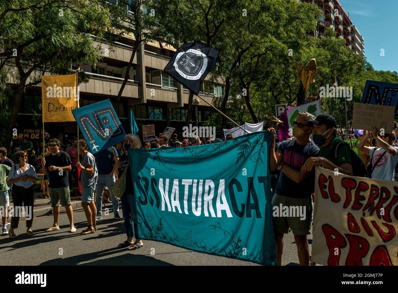 Barcelona, Spanien. September 2021. Aktivisten protestieren hinter ihrem Banner gegen eine ursprünglich geplante Erweiterung der Start- und Landebahn des Flughafens "El Prat", die ein nahegelegenes Naturgebiet namens "La Ricarda" betrifft. Der Expansionsplan wurde aufgrund der Unterschiede zwischen der spanischen und der katalanischen Regionalregierung bereits auf Eis gelegt. Quelle: Matthias Oesterle/Alamy Live News Stockfoto