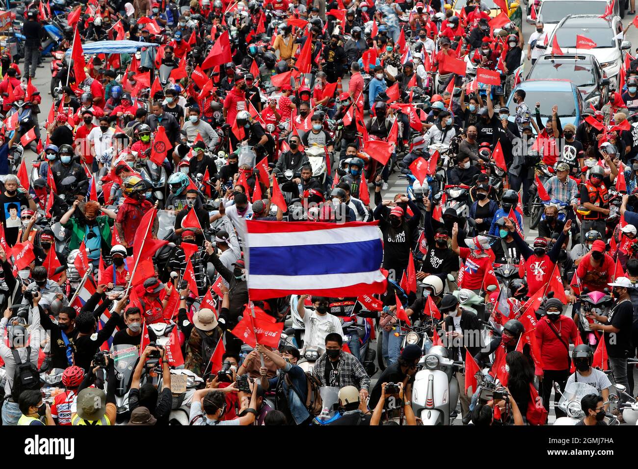 Bangkok, Thailand. September 2021. Ein Protestler schwenkt während einer Demonstration der Automobs eine thailändische Nationalflagge.Mehr als 1,000 Autos und Motorräder fuhren bei starkem Regen von der Kreuzung Asoke ab, um an einer Kundgebung der 'Automobs' teilzunehmen, die sich durch die Straßen der Hauptstadt winden soll, um Premierminister Prayut zu stürzen Chan-o-cha. Die Demonstration fand im Zusammenhang mit dem 15. Jahrestag des Putsches vom 19. September 2006 statt, der Premierminister Thaksin Shinawatra verdrängte. Das Guthaben: SOPA Images Limited/Alamy Live News Stockfoto