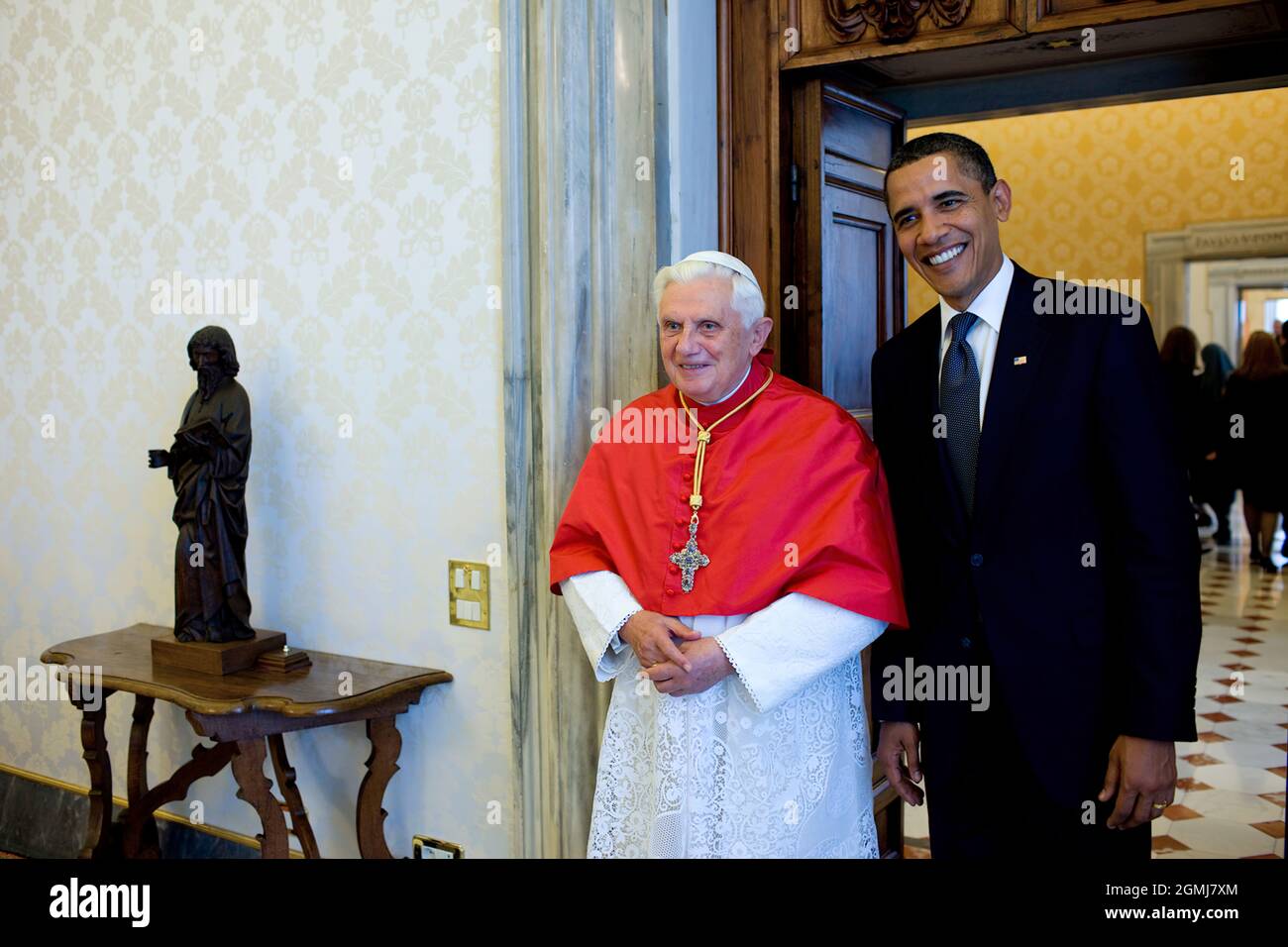Präsident Barack Obama trifft sich am 10. Juli 2009 im Vatikan mit Papst Benedikt XVI. (Offizielles Foto des Weißen Hauses von Pete Souza) Dieses offizielle Foto des Weißen Hauses wird von Nachrichtenorganisationen zur Veröffentlichung und/oder zum persönlichen Druck nach dem/den Thema(en) des Fotos zur Verfügung gestellt. Das Foto darf in keiner Weise manipuliert oder in Materialien, Anzeigen, Produkten oder Werbeaktionen verwendet werden, die in irgendeiner Weise die Zustimmung oder Billigung des Präsidenten, der ersten Familie oder des Weißen Hauses nahelegen. Stockfoto