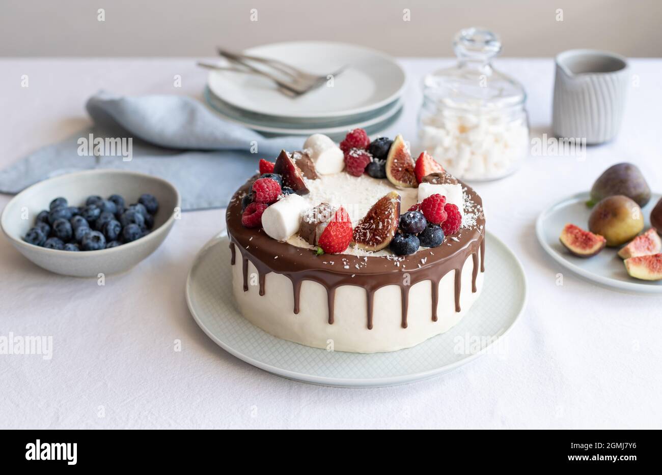 Köstlicher Kuchen mit Beeren und Schokolade dekoriert Stockfoto