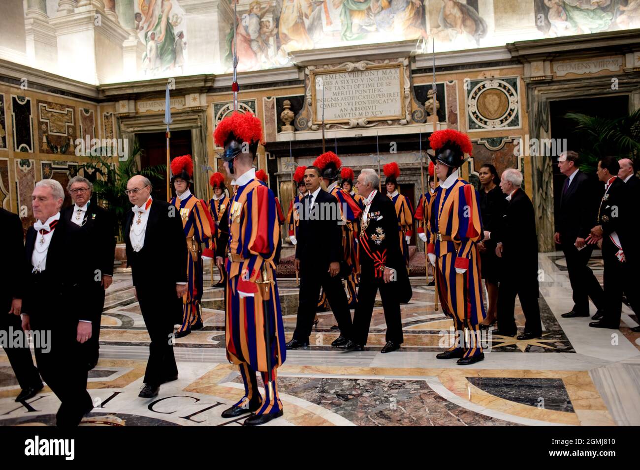 Präsident Barack Obama trifft sich am 10. Juli 2009 im Vatikan mit Papst Benedikt XVI. (Offizielles Foto des Weißen Hauses von Pete Souza) Dieses offizielle Foto des Weißen Hauses wird von Nachrichtenorganisationen zur Veröffentlichung und/oder zum persönlichen Druck nach dem/den Thema(en) des Fotos zur Verfügung gestellt. Das Foto darf in keiner Weise manipuliert oder in Materialien, Anzeigen, Produkten oder Werbeaktionen verwendet werden, die in irgendeiner Weise die Zustimmung oder Billigung des Präsidenten, der ersten Familie oder des Weißen Hauses nahelegen. Stockfoto
