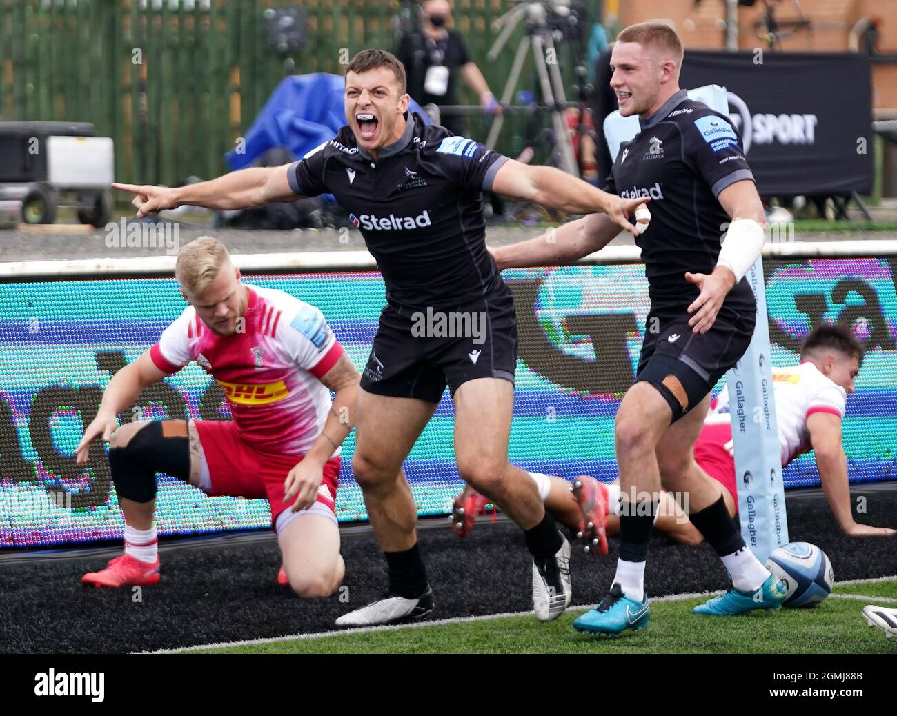 Adam Radwan (Mitte) von Newcastle Falcons feiert den ersten Versuch ihrer Mannschaft während des Spiels der Gallagher Premiership im Kingston Park, Newcastle. Bilddatum: Sonntag, 19. September 2021. Stockfoto