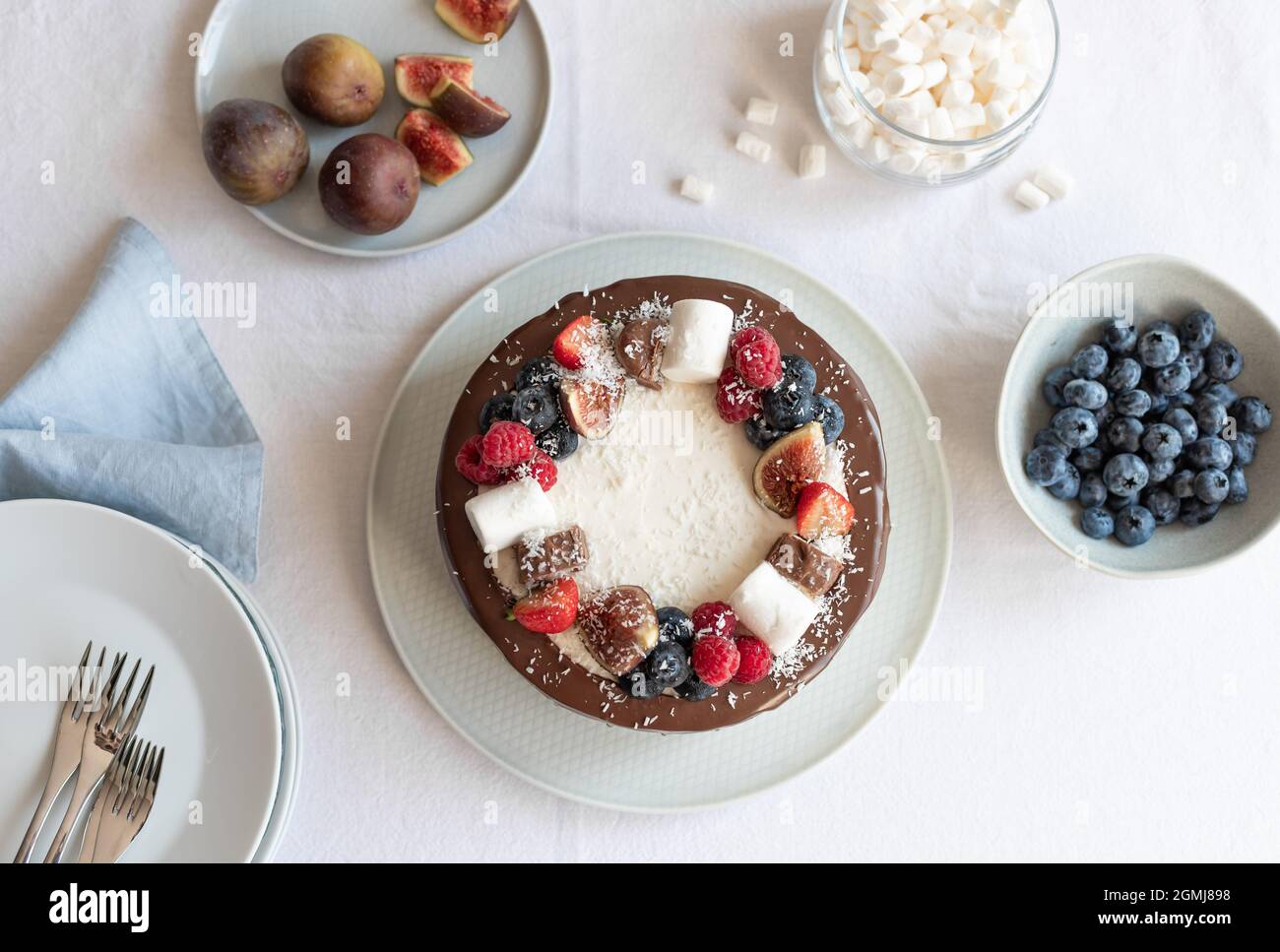 Blick von oben auf Kuchen mit Beeren, Salmmielchen und Schokolade Stockfoto
