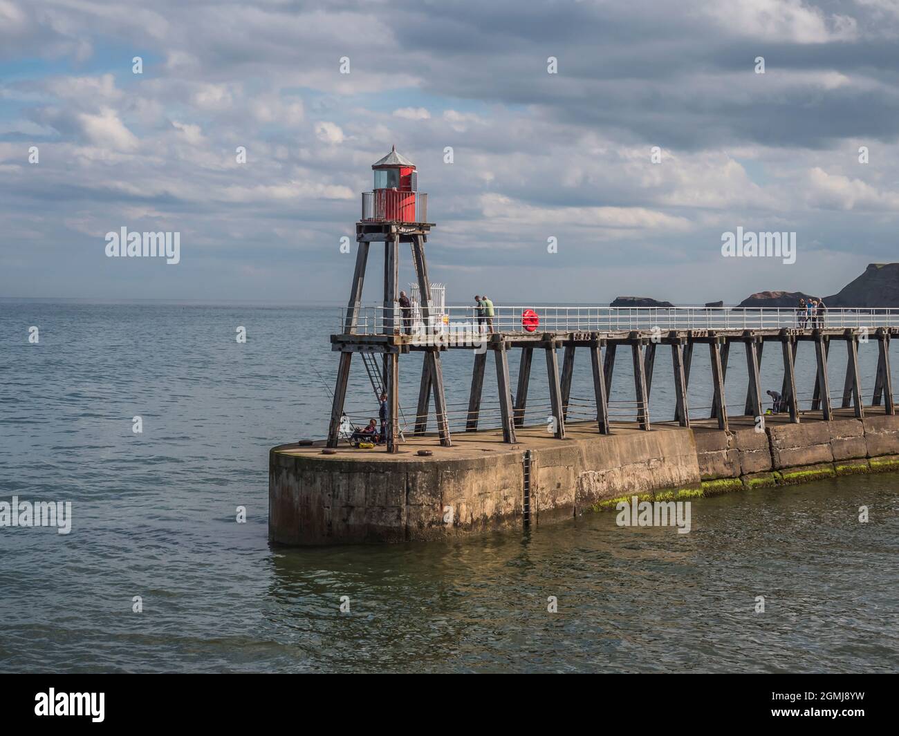 Malerisches Whitby mit Blick über den Hafen Wellenbrecher-Steg zur Nordsee Stockfoto