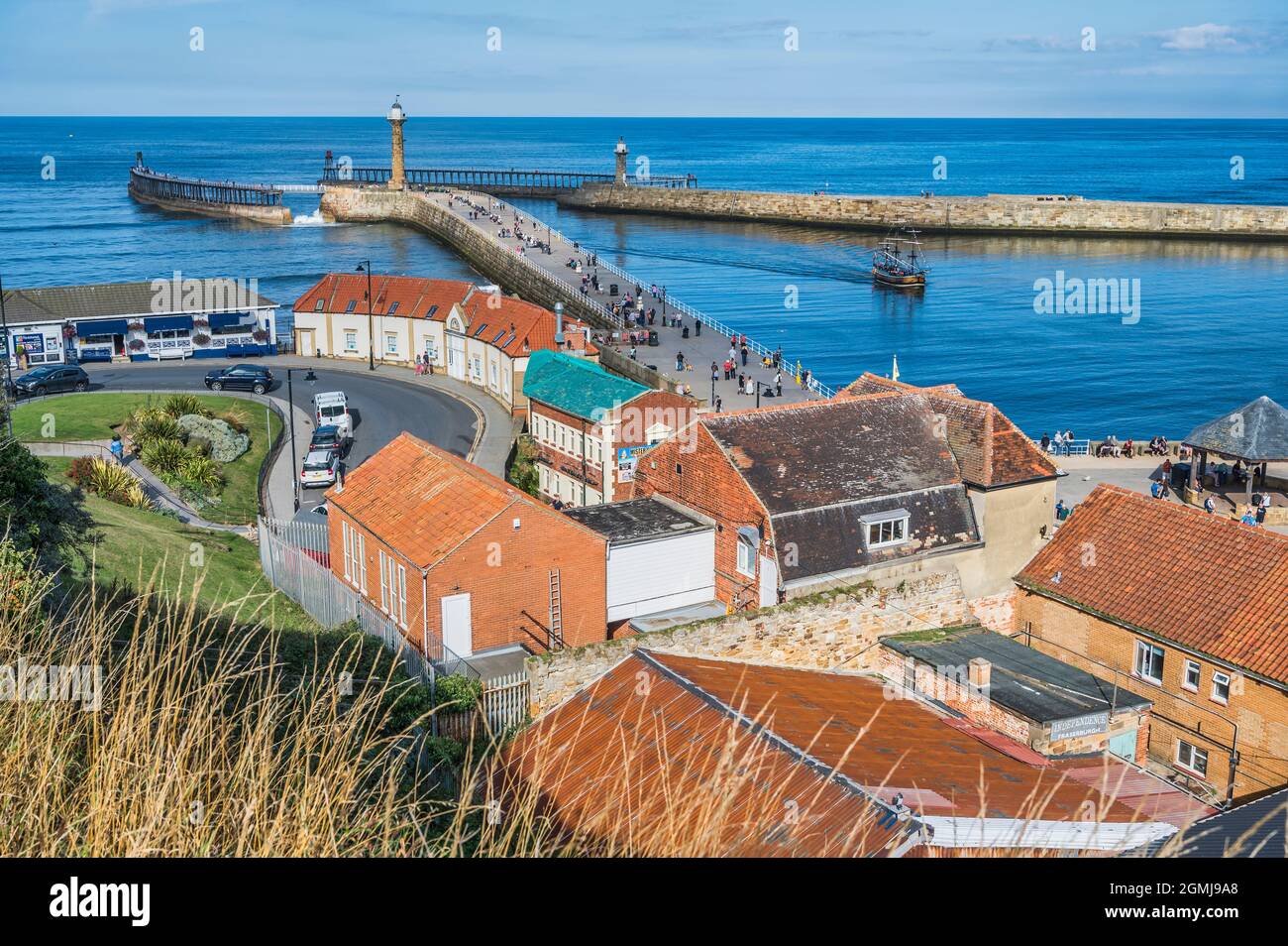 Malerisches Whitby mit Blick auf die Wellenbrecher des Hafens zur Nordsee, Stockfoto