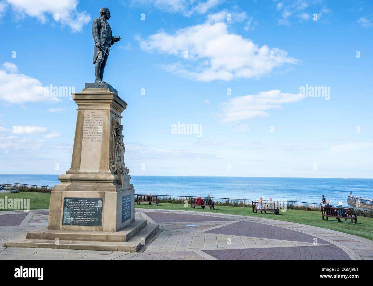 Gedenkstatue für den Entdecker der Royal Navy aus dem 16. Jahrhundert, Captain James Cook, mit Blick auf den Hafen von Whitby, der Amerika, Australien und Neuseeland erkundete Stockfoto