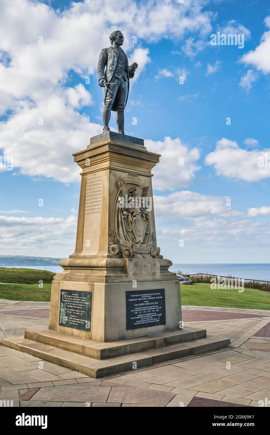 Gedenkstatue für den Entdecker der Royal Navy aus dem 16. Jahrhundert, Captain James Cook, mit Blick auf den Hafen von Whitby, der Amerika, Australien und Neuseeland erkundete Stockfoto