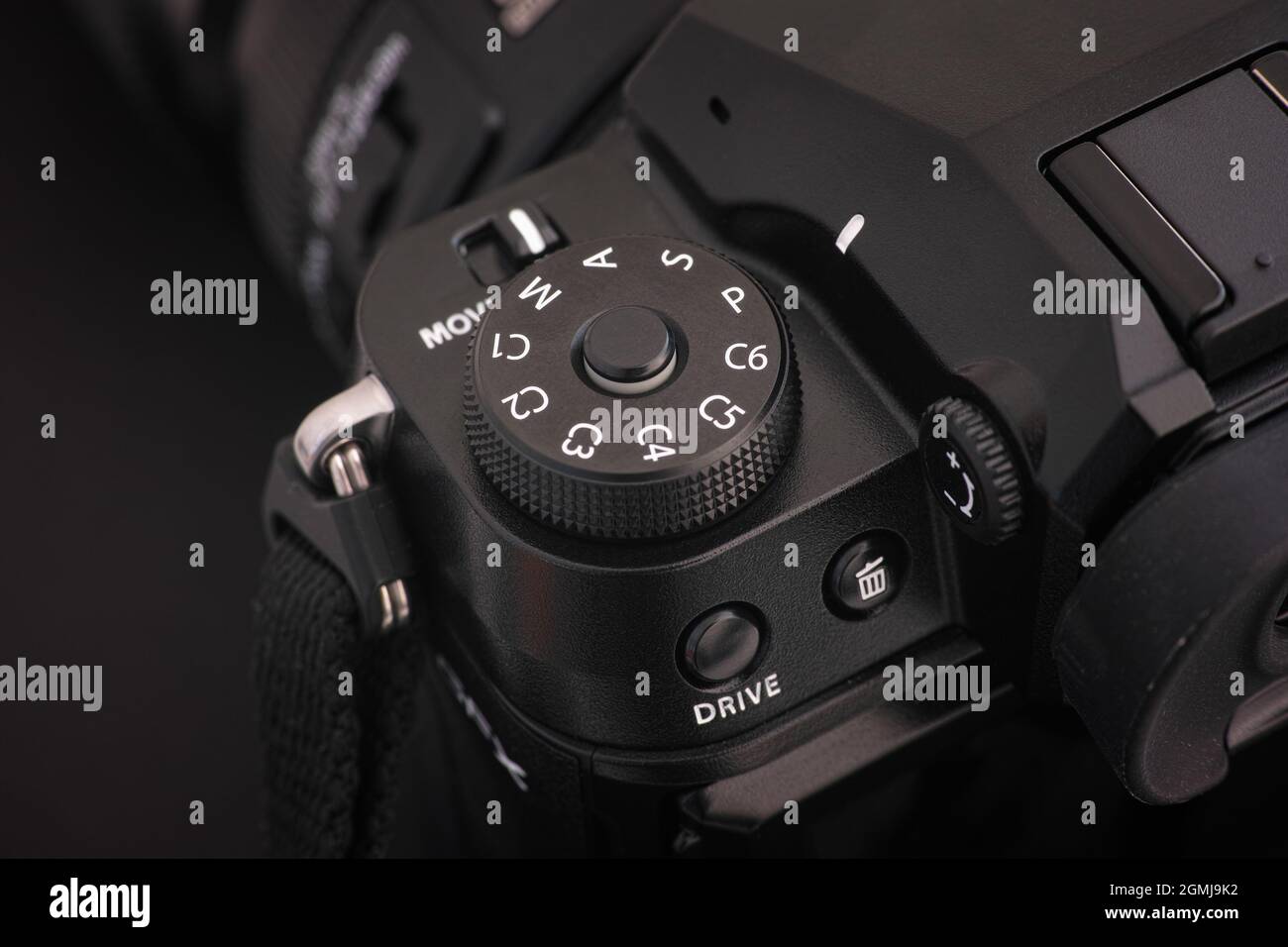 Tambow, Russische Föderation - 19. Juli 2021 Nahaufnahme des PSAM-Zifferblatts der Mittelformatkamera Fujifilm GFX 100S auf schwarzem Hintergrund. Niedrig k Stockfoto