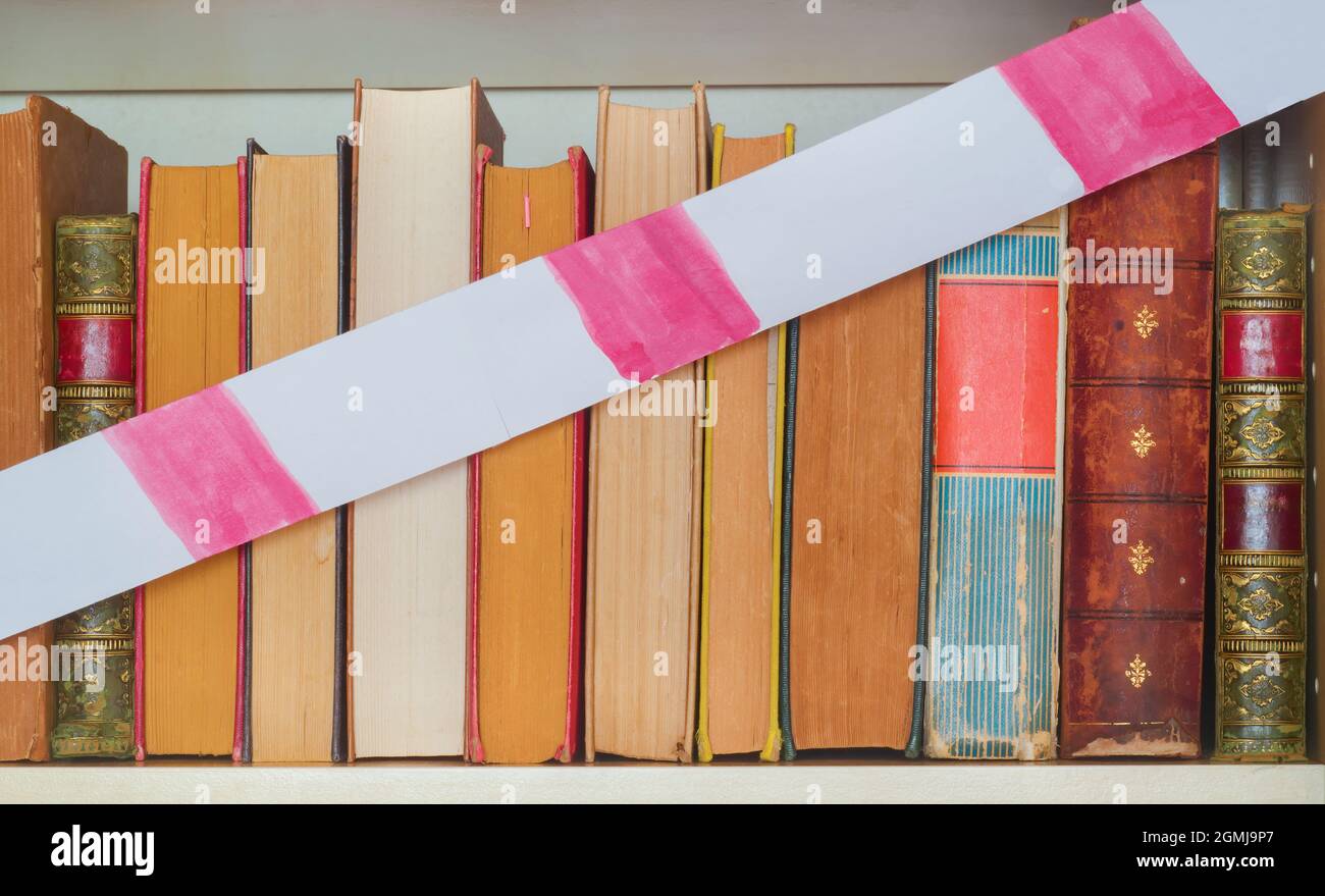 Ungleiche Bildungsmöglichkeiten, Reihe von Büchern mit Sperrband, Symbol Stockfoto