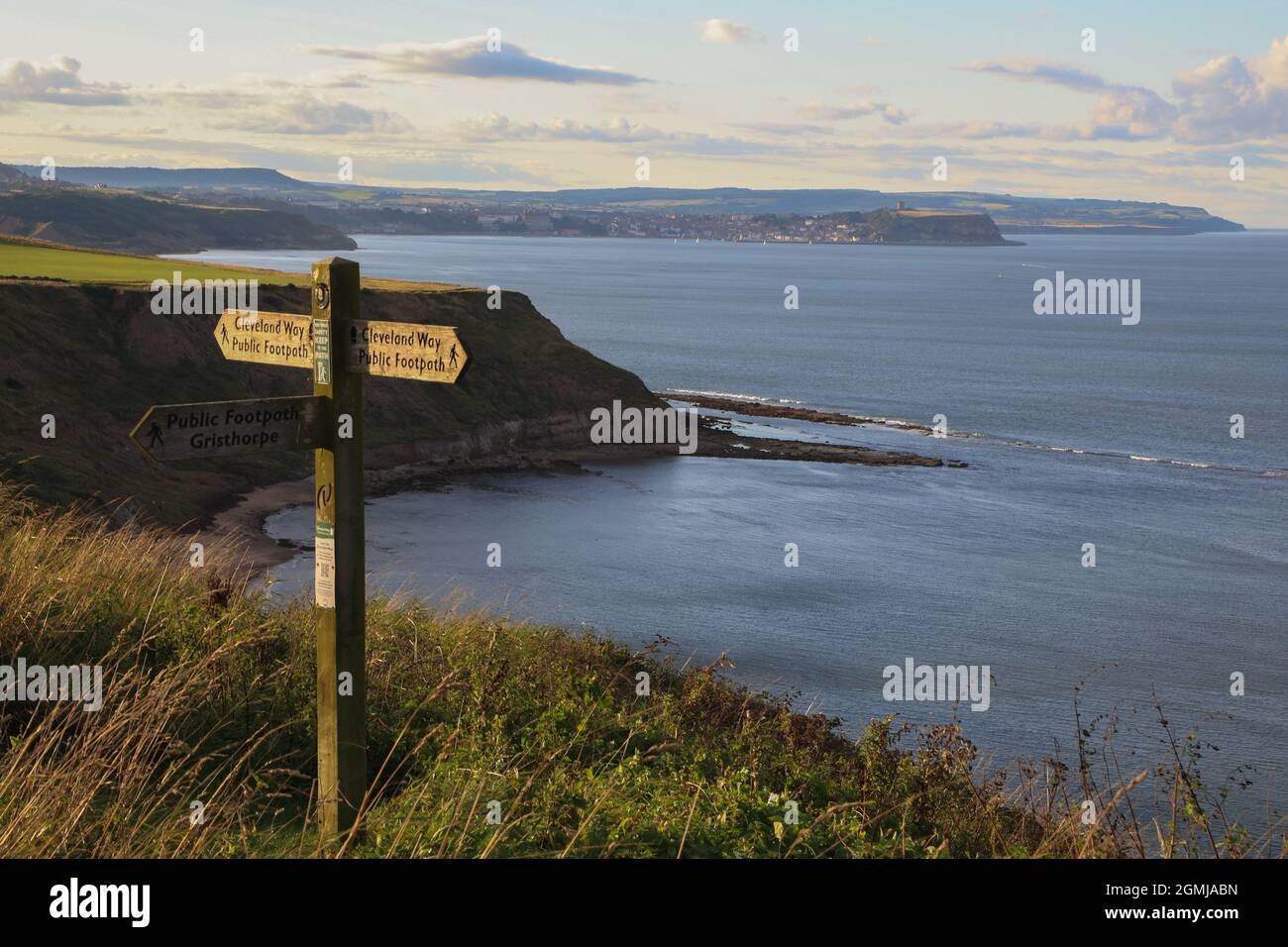 Cleveland Way mit Scarborough in der Ferne mit Blick auf das Meer. Stockfoto