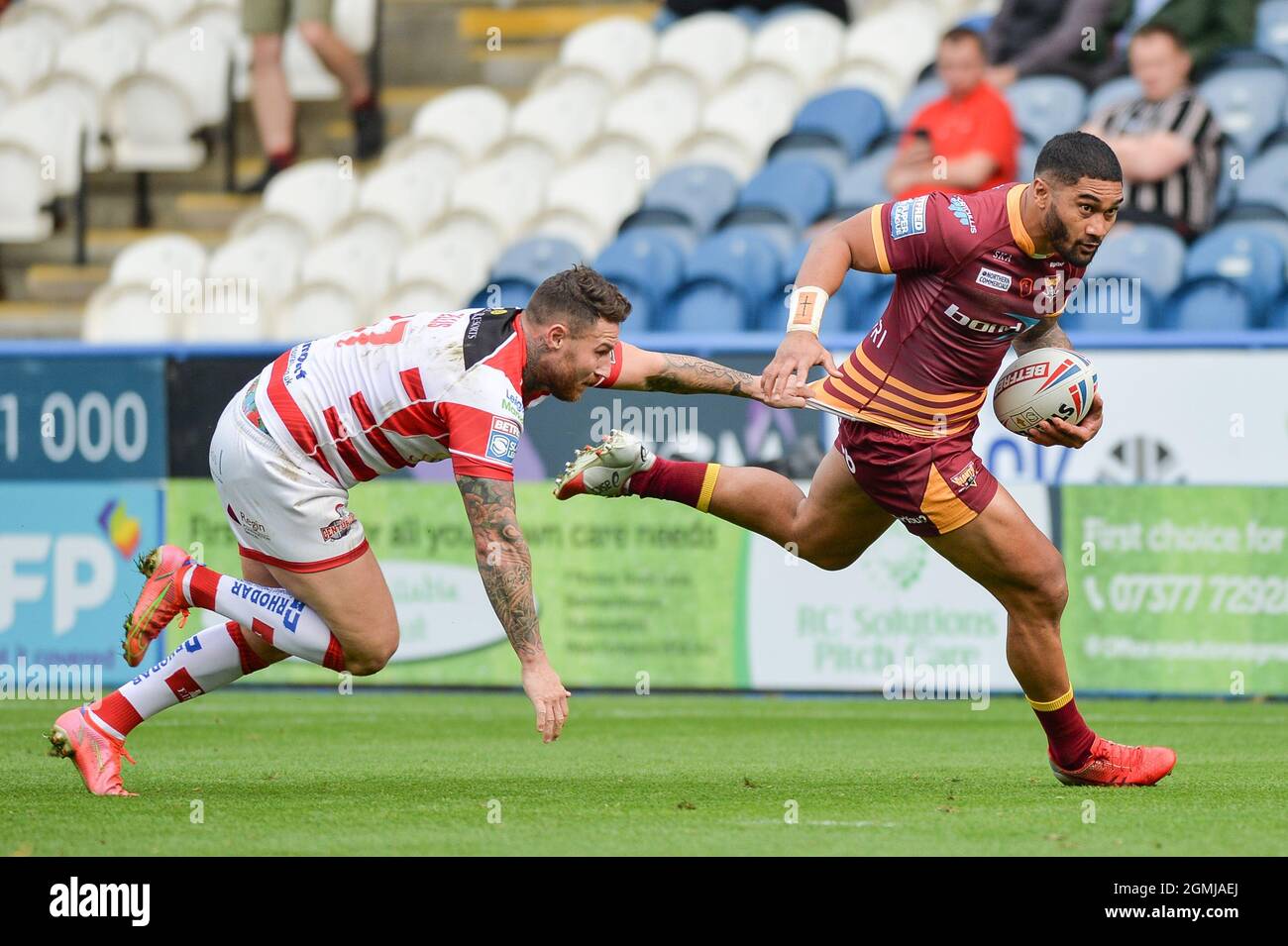 Huddersfield, Großbritannien. September 2021. Ricky Leutele von Huddersfield Giants versucht, Jamie Ellis von Leigh Centurions während der Rugby League zu umgehen Betfred Super League Huddersfield Giants vs Leigh Centurions im John Smith's Stadium, Huddersfield, UK Credit: Dean Williams/Alamy Live News Stockfoto