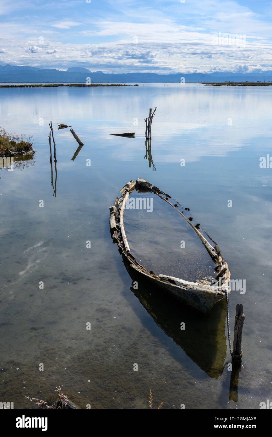 Verlassene Fischerboote auf der kleinen Insel und dem Umweltpark von Salaora, im Golf von Ambracian, Gemeinde Arta, Epirus, Griechenland. Stockfoto
