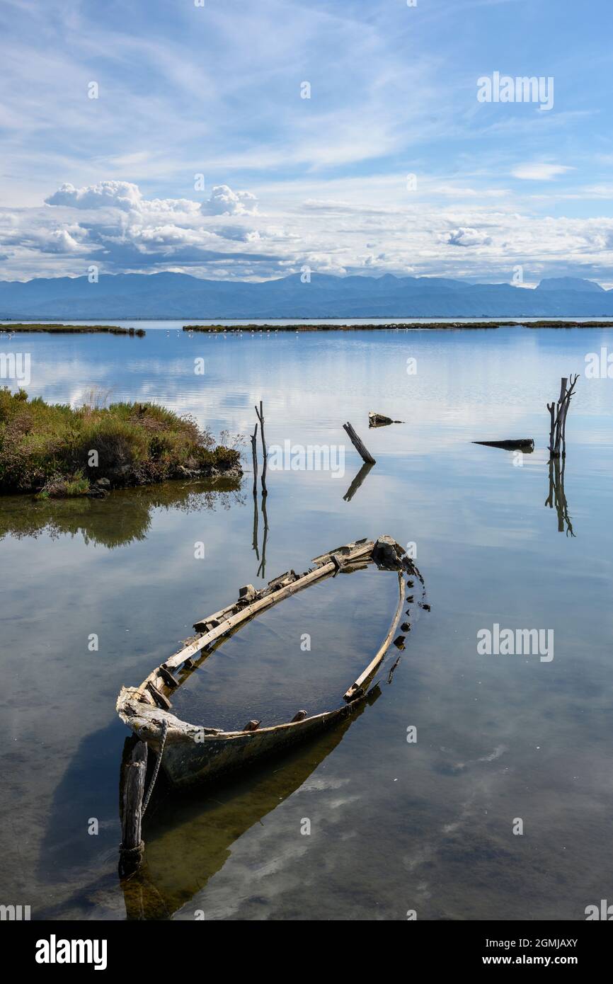 Verlassene Fischerboote auf der kleinen Insel und dem Umweltpark von Salaora, im Golf von Ambracian, Gemeinde Arta, Epirus, Griechenland. Stockfoto