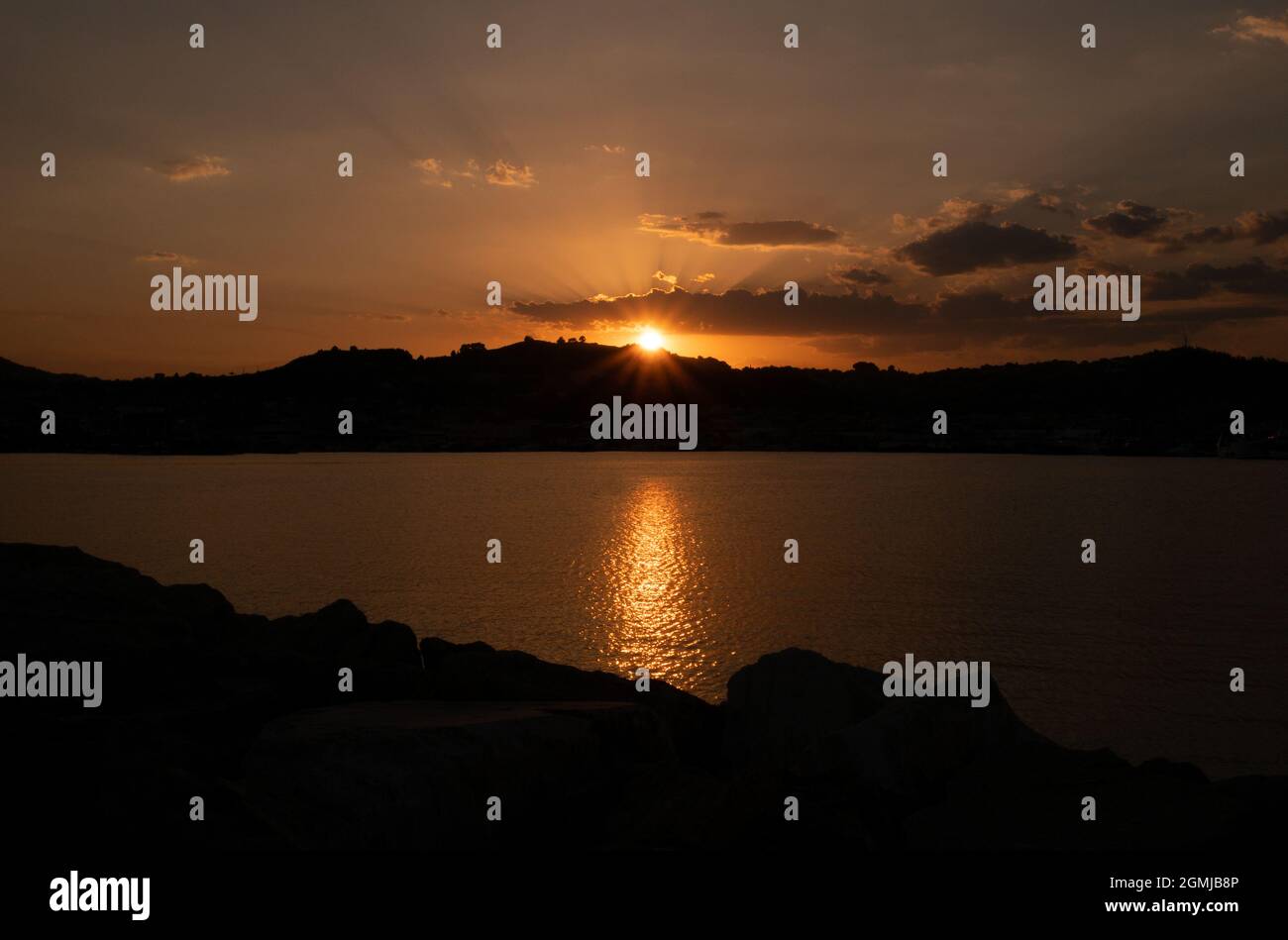 Strandpromenade von SanBenedetto del tronto Hafen bei Sonnenuntergang - Italien Stockfoto