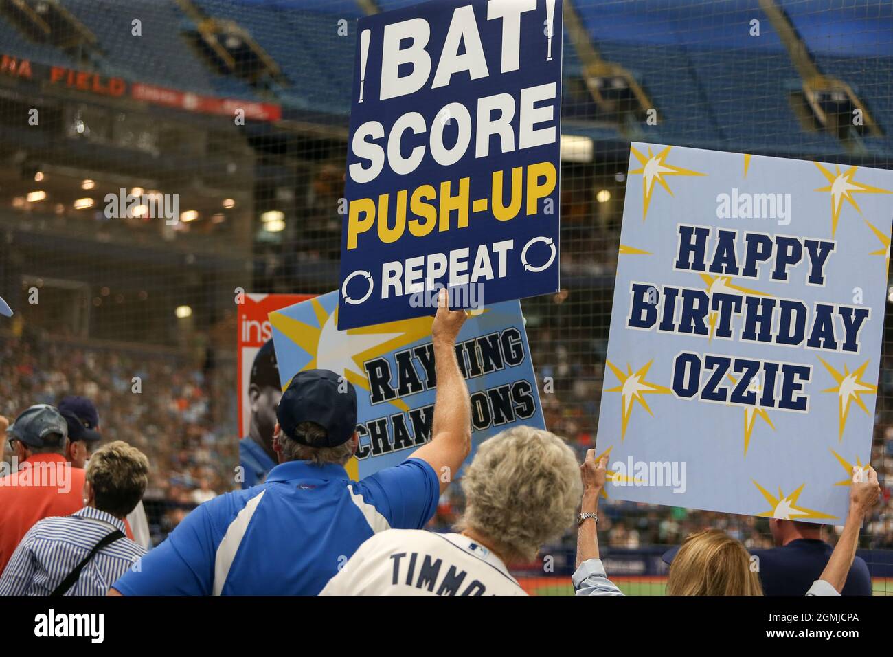 St. Petersburg, Florida. USA; Es war Tampa Bay Rays erster Base Coach Ozzie Timmons Geburtstag und seine Sektion überraschte ihn mit Zeichen und sang den Geburtstag Stockfoto