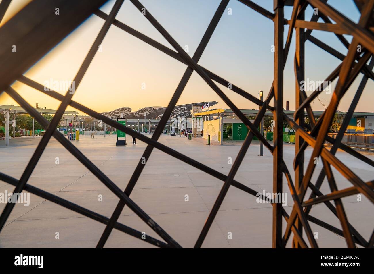 Dubai, Vereinigte Arabische Emirate - 4. Februar 2020: Terra Sustainability Pavilion durch das Portal auf der EXPO 2020 bei Sonnenuntergang für Dubai gebaut gesehen Stockfoto