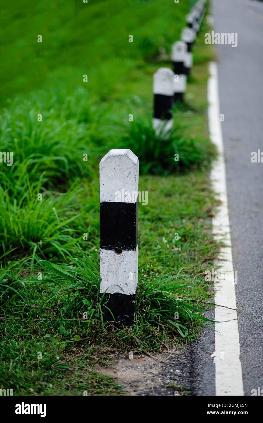 Meilenstein am Straßenrand, der uns mitteilte, wie weit wir gelaufen sind Stockfoto
