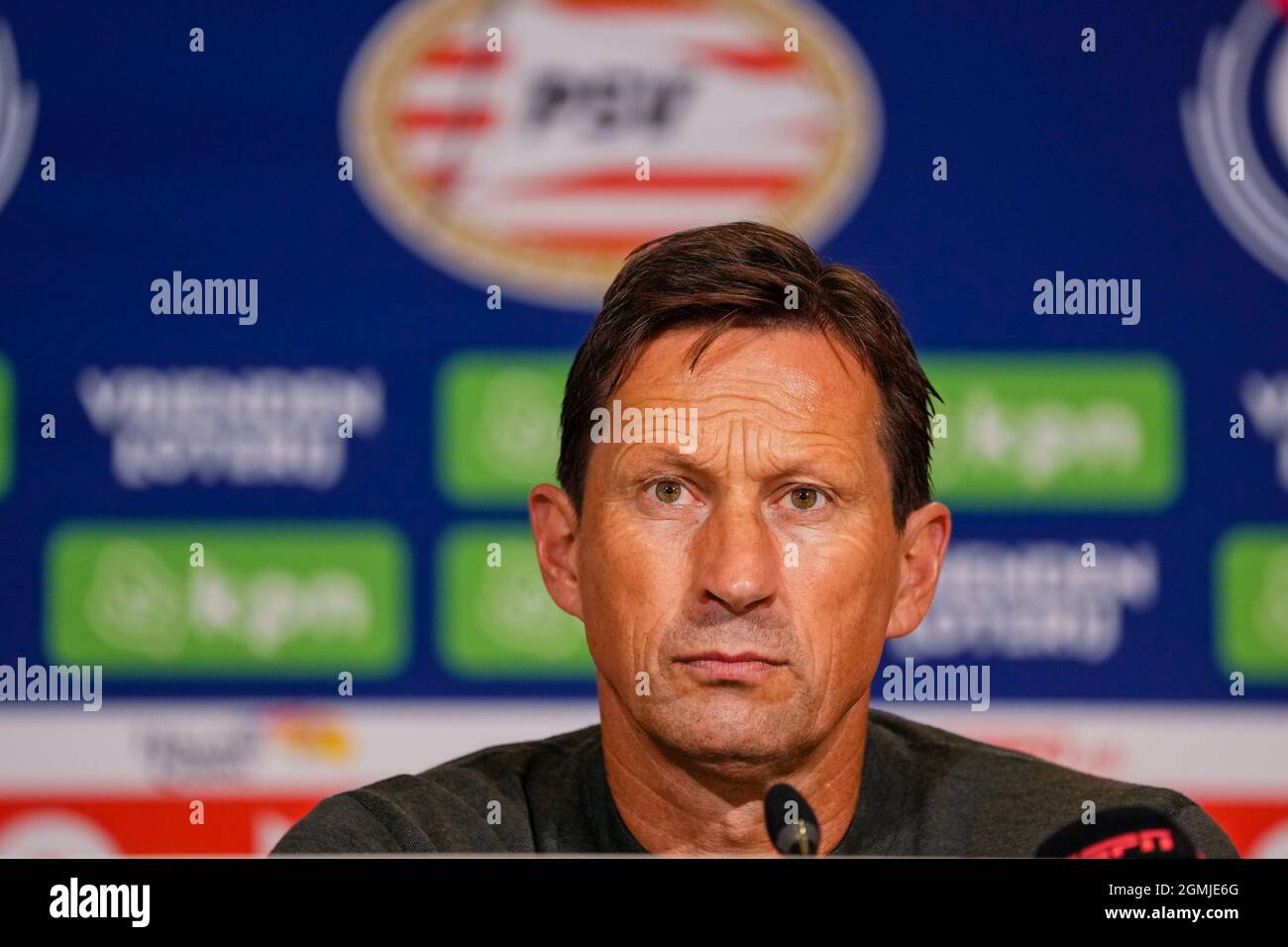 EINDHOVEN, NIEDERLANDE - 19. SEPTEMBER: Trainer Roger Schmidt vom PSV während des niederländischen Eredivisie-Spiels zwischen PSV und Feyenoord am 19. September 2021 im Philips Stadion in Eindhoven, Niederlande (Foto: Yannick Verhoeven/Orange Picts) Stockfoto