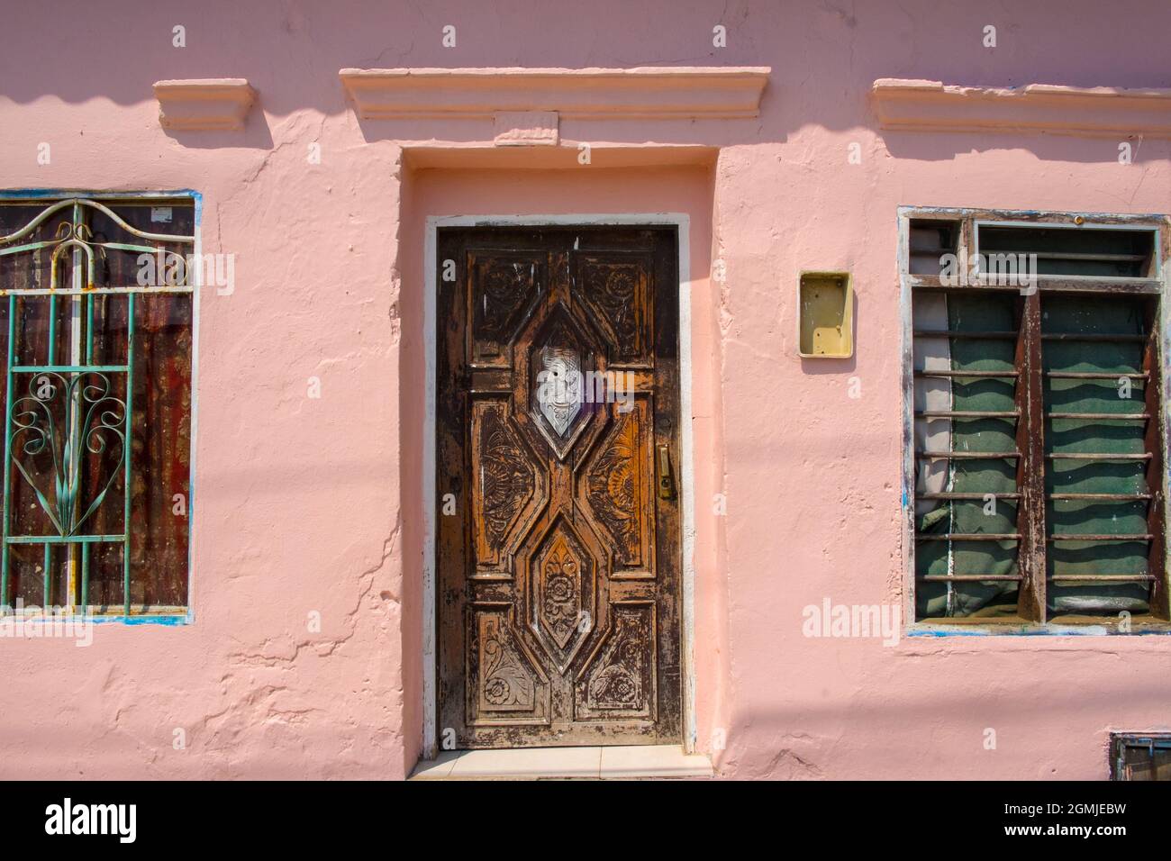 Dekorative Tür und bunte rosa Wand in Barrio Getsemaní, Cartagena, Kolumbien Stockfoto