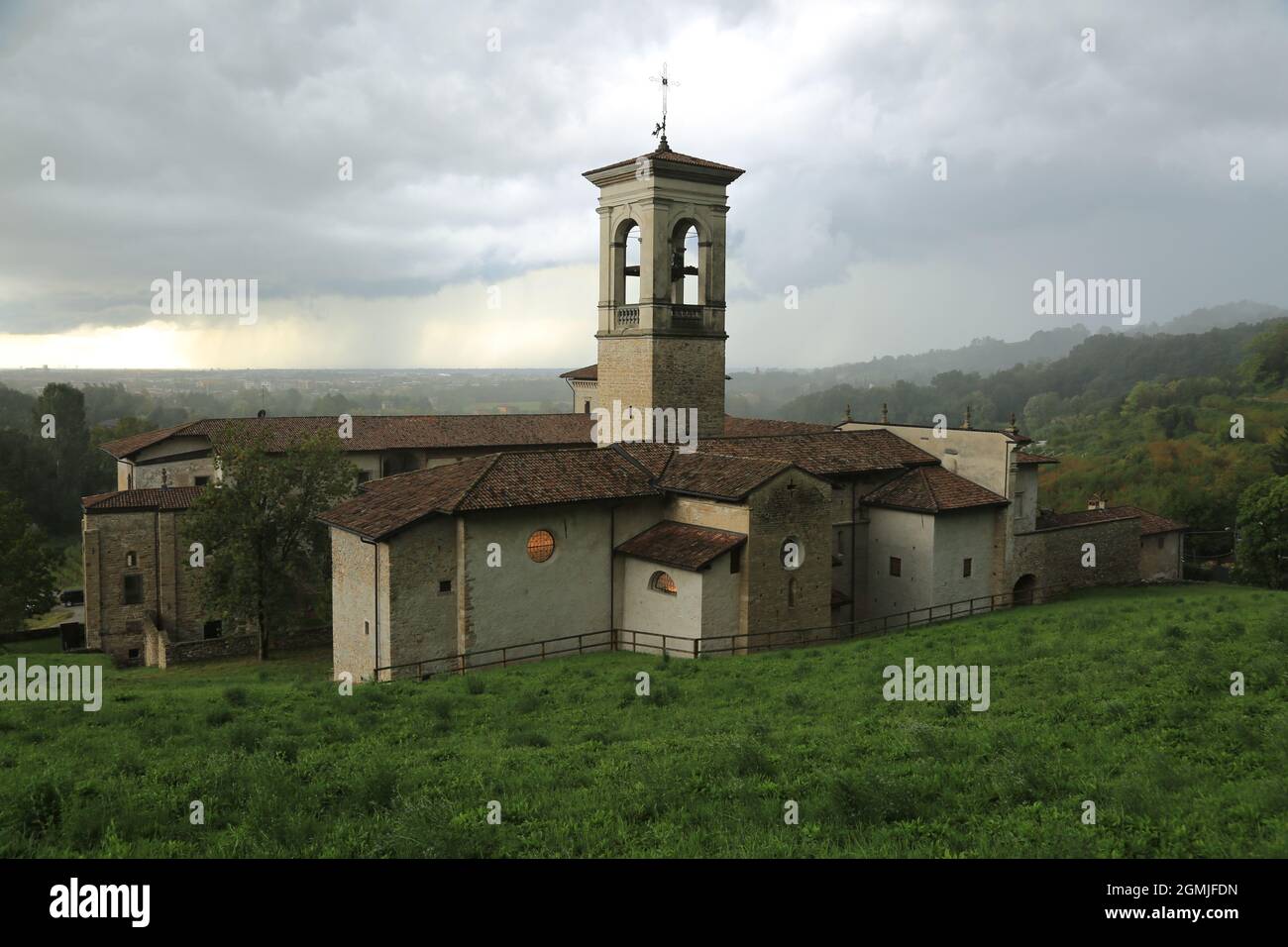Das ehemalige Kloster von Astino, gelegen im astino-Tal, Teil des Regionalparks Bergamo Hills, Lombardei, Italien Stockfoto