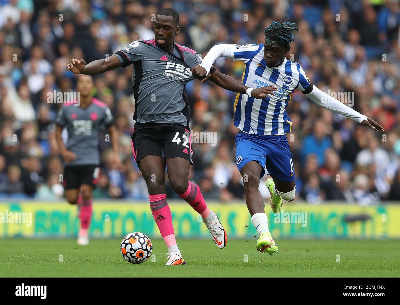 Brighton Und Hove Grossbritannien September 21 Yves Bissouma Aus Brighton Und Hove Albion Sowie Boubakary Soumare Aus Leicester City Wahrend Des Premier League Spiels Im Amex Stadium Brighton Und Hove Bildnachweis Sollte Lauten Brighton Und Hove Grossbritannien September 21 Yves Bissouma Aus Brighton Und Hove Albion Sowie Boubakary Soumare Aus Leicester City Wahrend Des Premier League Spiels Im Amex Stadium Brighton Und Hove Bildnachweis Sollte Lauten