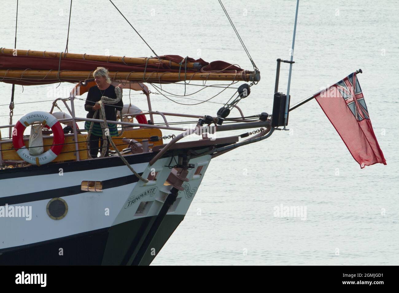 Der Schoner 'Trinovante', der für einen Segelurlaub genutzt wird, kommt in Harwich, Essex, in den Hafen Stockfoto