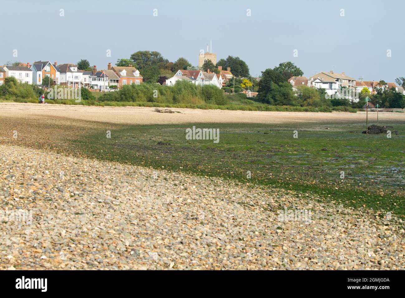 West Mersea, Essex Strand bei Ebbe mit Blick auf die Coast Road Stockfoto