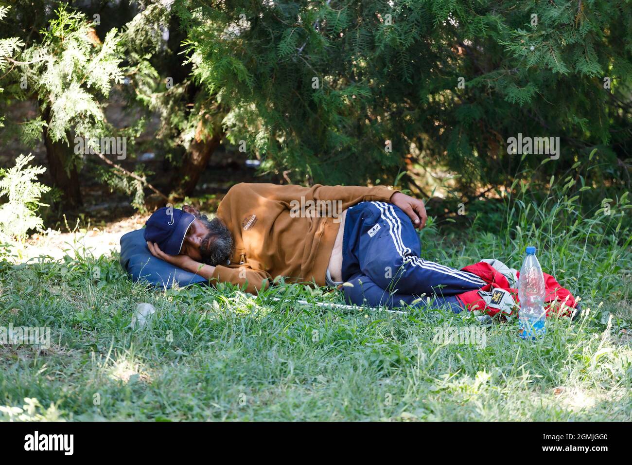 Russland Tuapse 07.07.2021 Ein Obdachloser schläft auf dem Rasen im Park. Hochwertige Fotos Stockfoto
