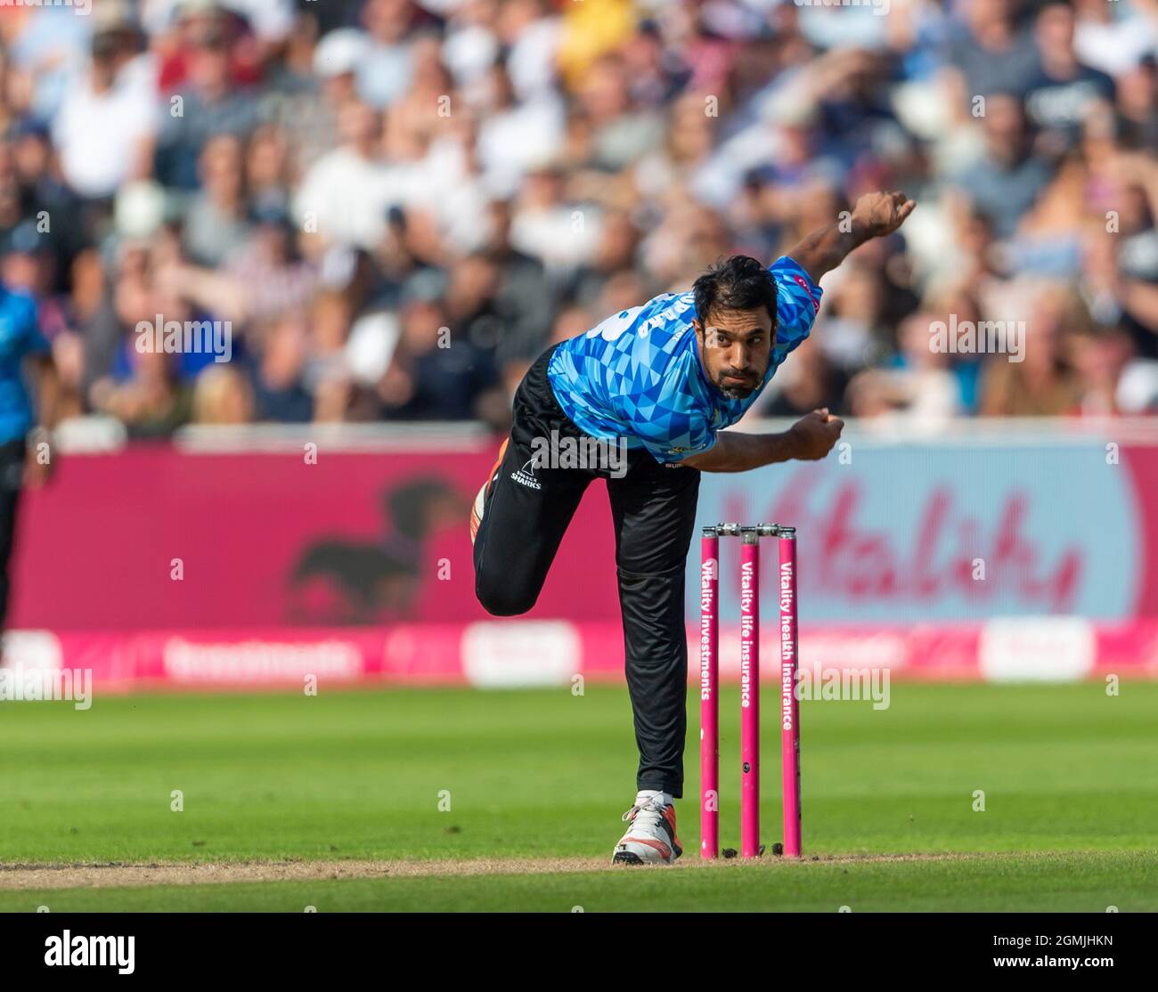Ravi Bopara Bowling für Sussex-Haie beim Vitality Blast T20 Finals Day in Edgbaston. Stockfoto