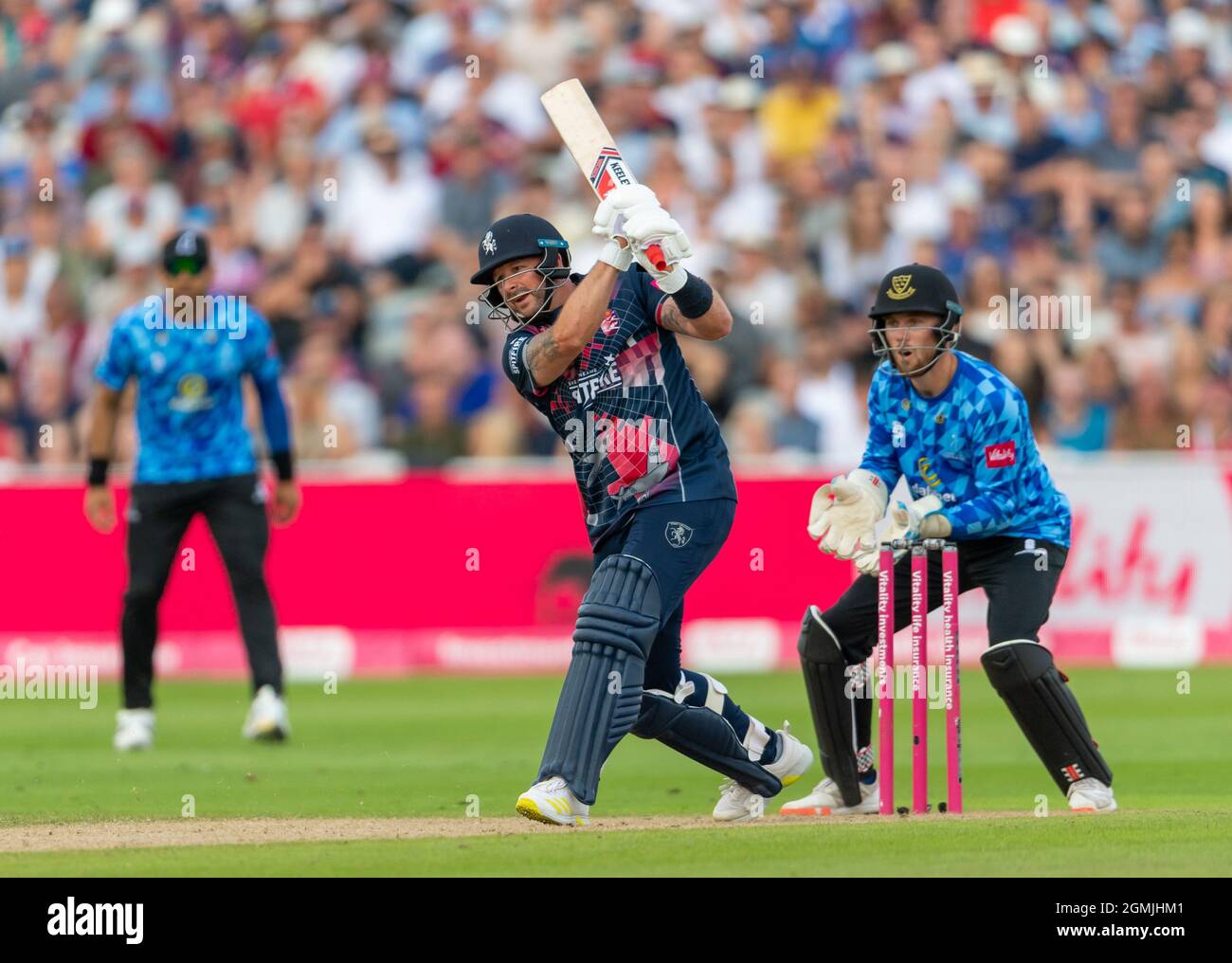 Darren Stevens klattert beim Vitality Blast T20 Finals Day in Edgbaston um Kent Spitfires. Stockfoto
