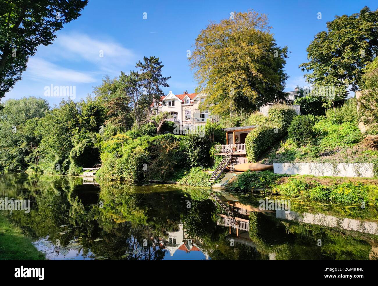 Panoramablick auf eine Villa am Wasser in der Stadt Den Haag, Niederlande Stockfoto