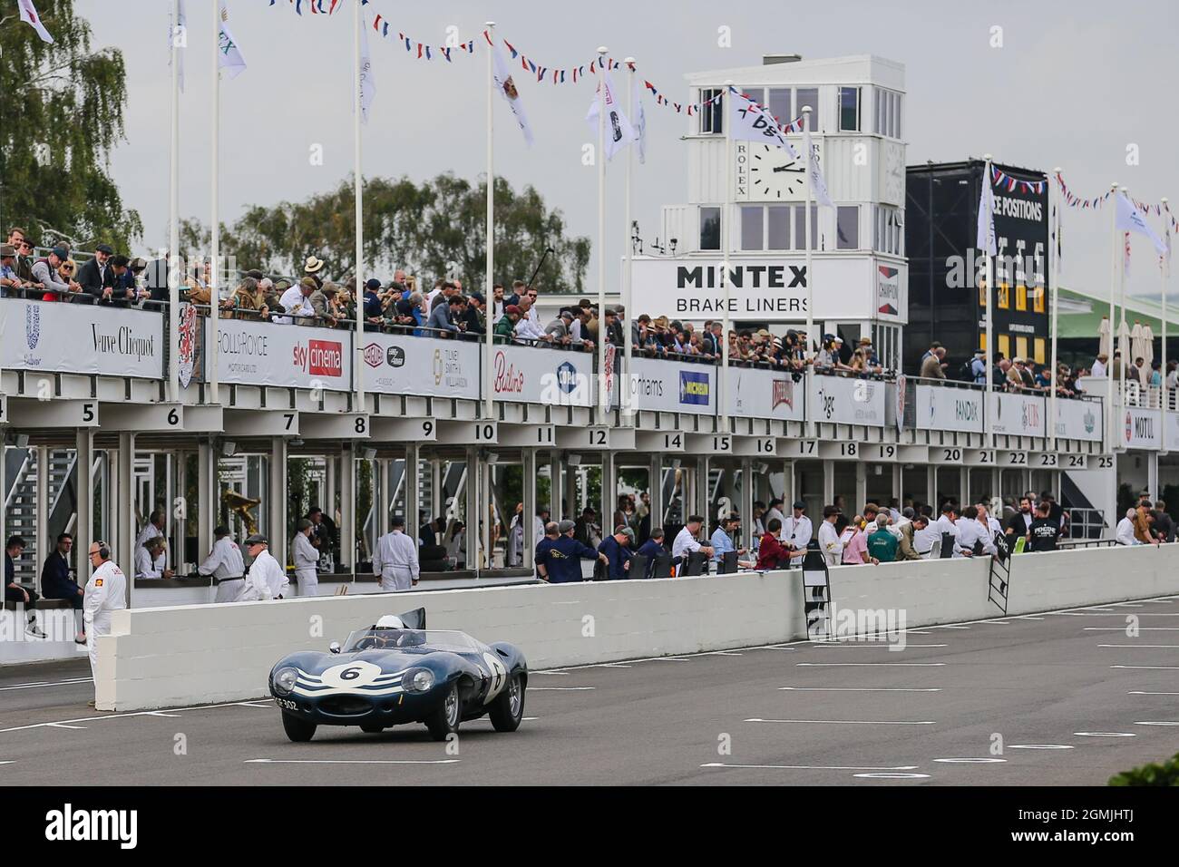 Goodwood Motor Circuit 17. September 2021. #6 Christian Glasel, angetrieben von Gary Pearson, 1955 Jaguar D-TYPE, „Long-Nose“, Sussex Trophy, während des Goodwood Revival Goodwood, Chichester, Großbritannien Stockfoto