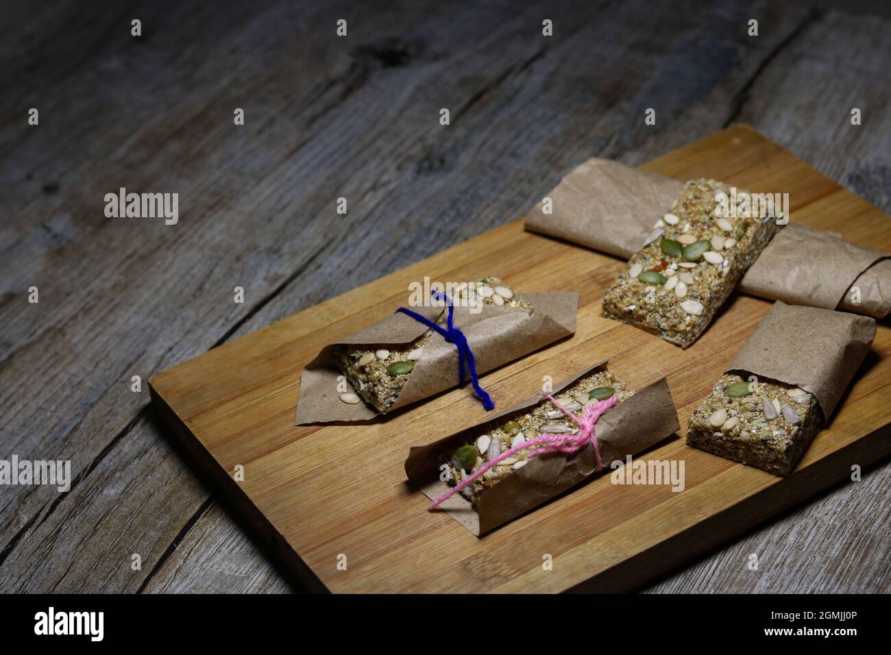 Protein-Riegel ist die proteinreiche, energiefördernde, biotinreiche, nahrhafte, gesunde sowie leckere Riegel !! Das Rezept von Biss n SIP ist einfach, Schritt für Schritt Stockfoto