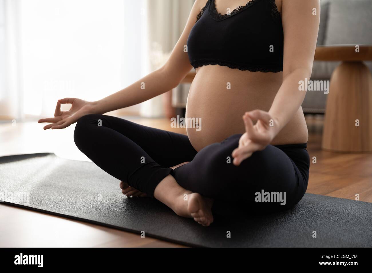 Nahaufnahme der Schwangeren tun pränatale Yoga-Übungen meditieren Stockfoto