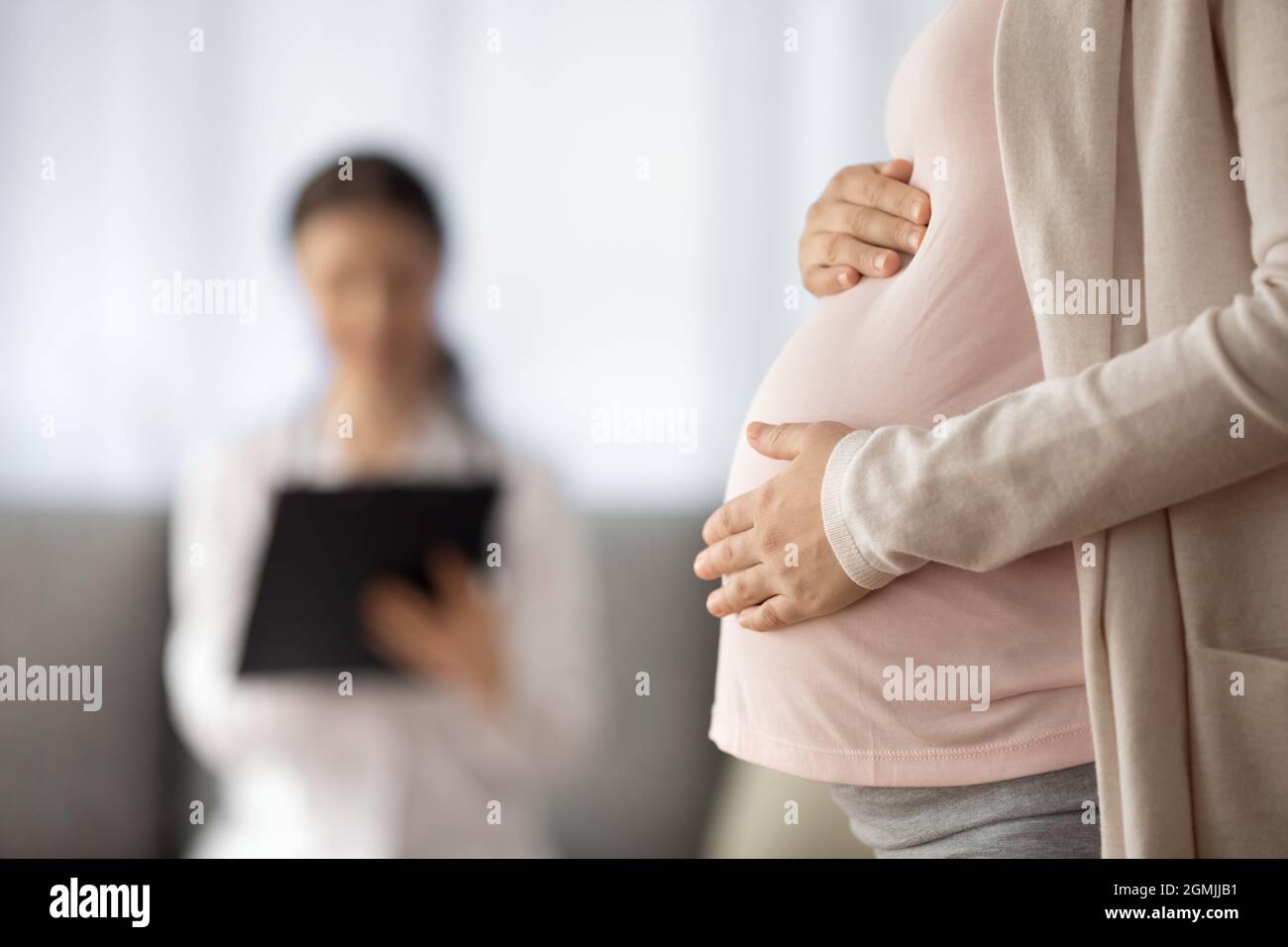 Nahaufnahme einer Frau, die ein Baby erwartet und einen Termin mit einem Arzt hat Stockfoto